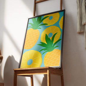 Fruchtige Komposition - Ananas-Träume Poster, gerahmt an einer Wand über einem Stuhl