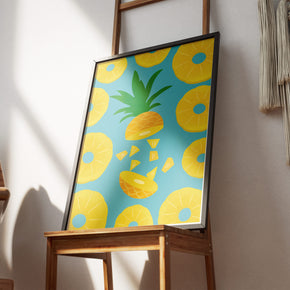 Funky Ananas - Süsse Sehnsucht Poster, gerahmt an einer Wand über einem Stuhl