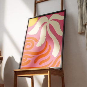 Groovy Swirl - Retro Palmen Poster, gerahmt an einer Wand über einem Stuhl