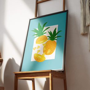 Saftiger Ananas Vibe - Frischer Sommer Poster, gerahmt an einer Wand über einem Stuhl