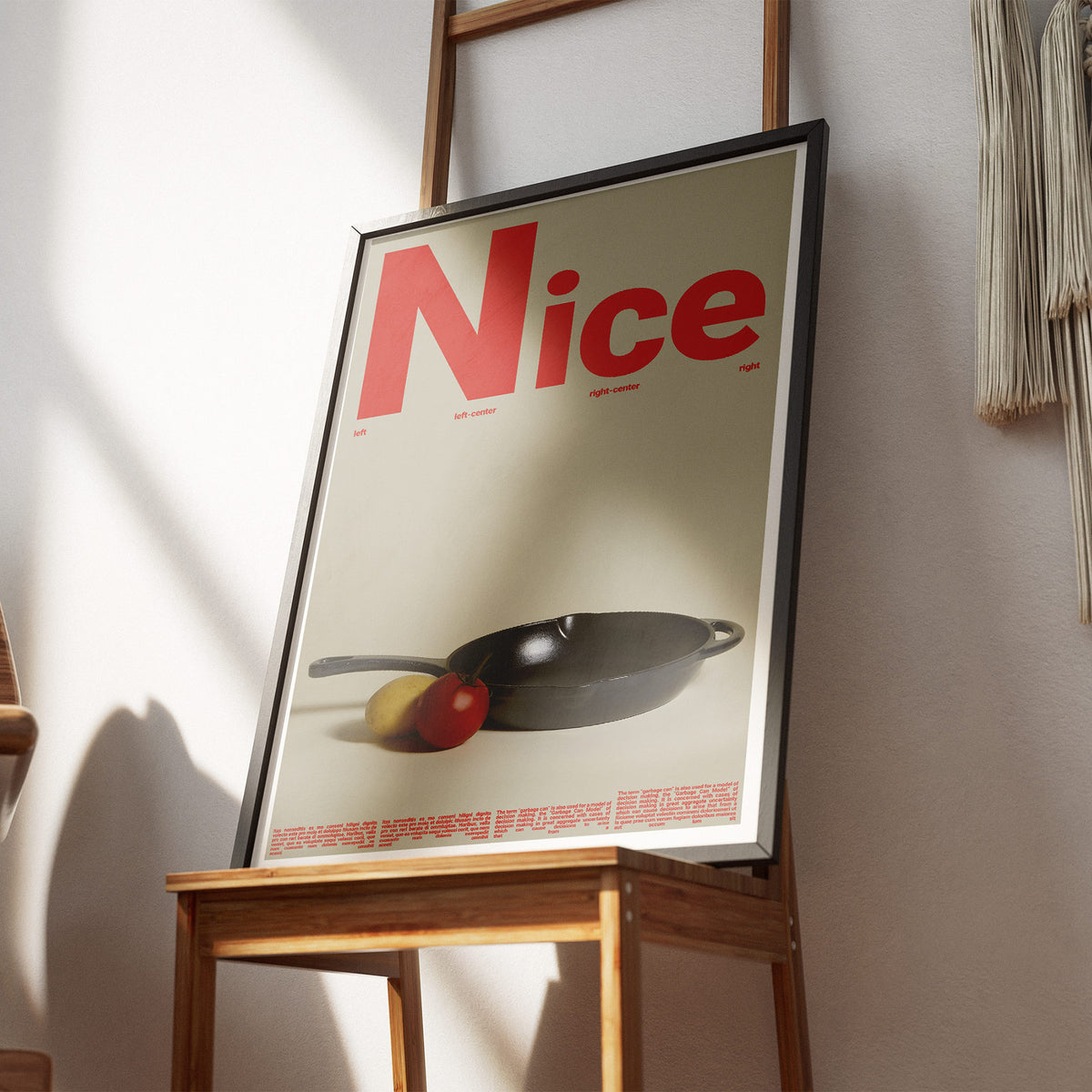 Moderne Küche - Nice Pfanne Poster, gerahmt an einer Wand über einem Stuhl