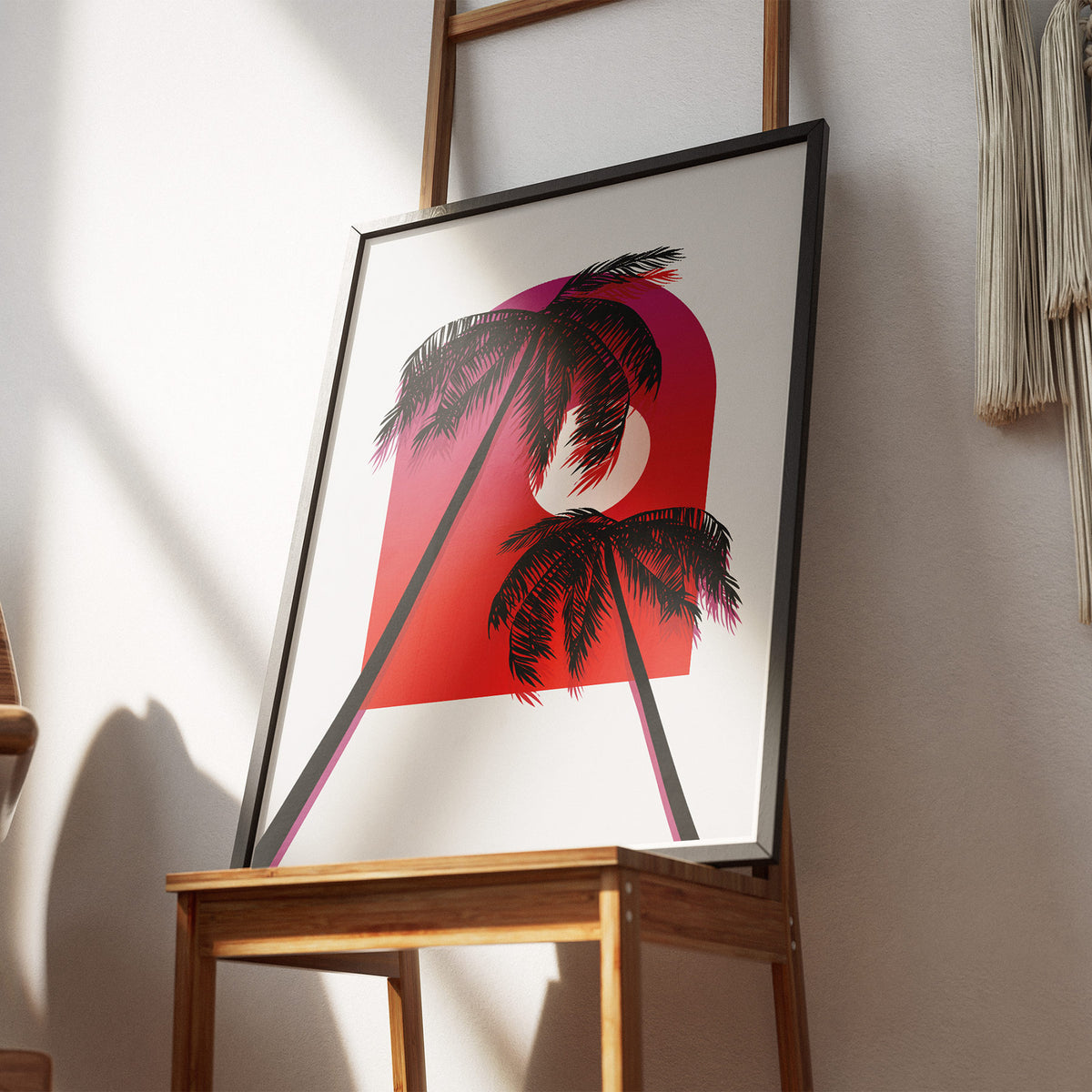 Neon Palm Sunset - Sommerträume Poster, gerahmt an einer Wand über einem Stuhl