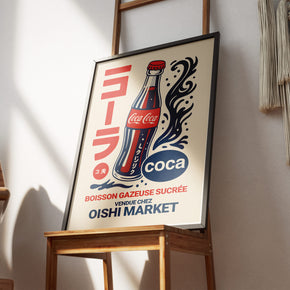 Retro Softdrink - Japanese Pop Art Poster, gerahmt an einer Wand über einem Stuhl