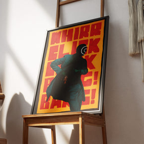 Geheimagent - Whirr Click Bang! Poster, gerahmt an einer Wand über einem Stuhl