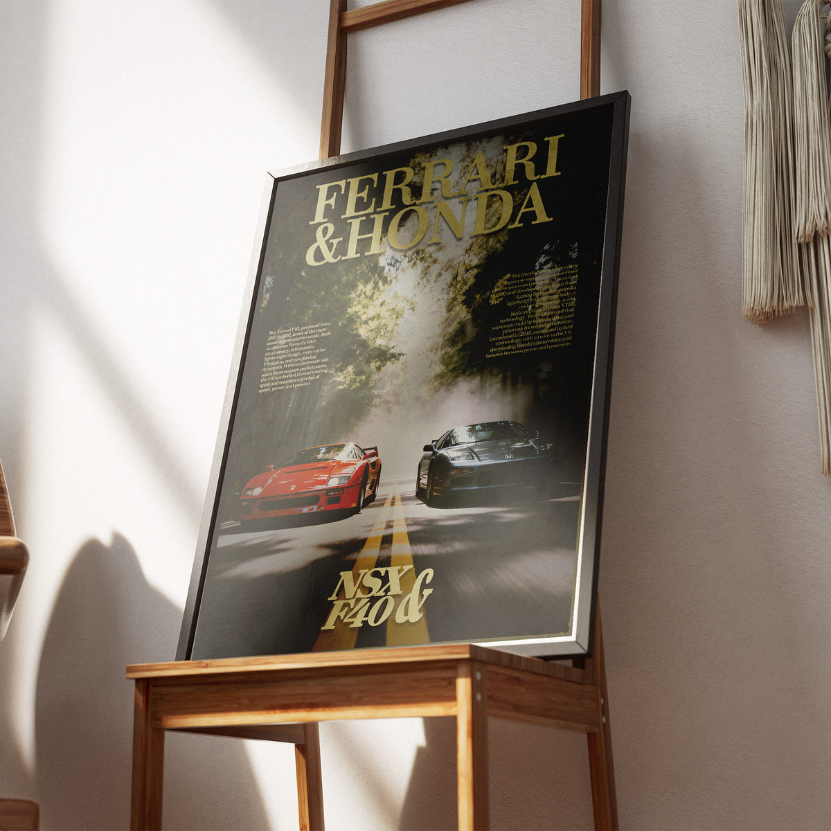 Rivalen der Strasse - Ferrari F40 x Honda NSX Poster, gerahmt an einer Wand über einem Stuhl