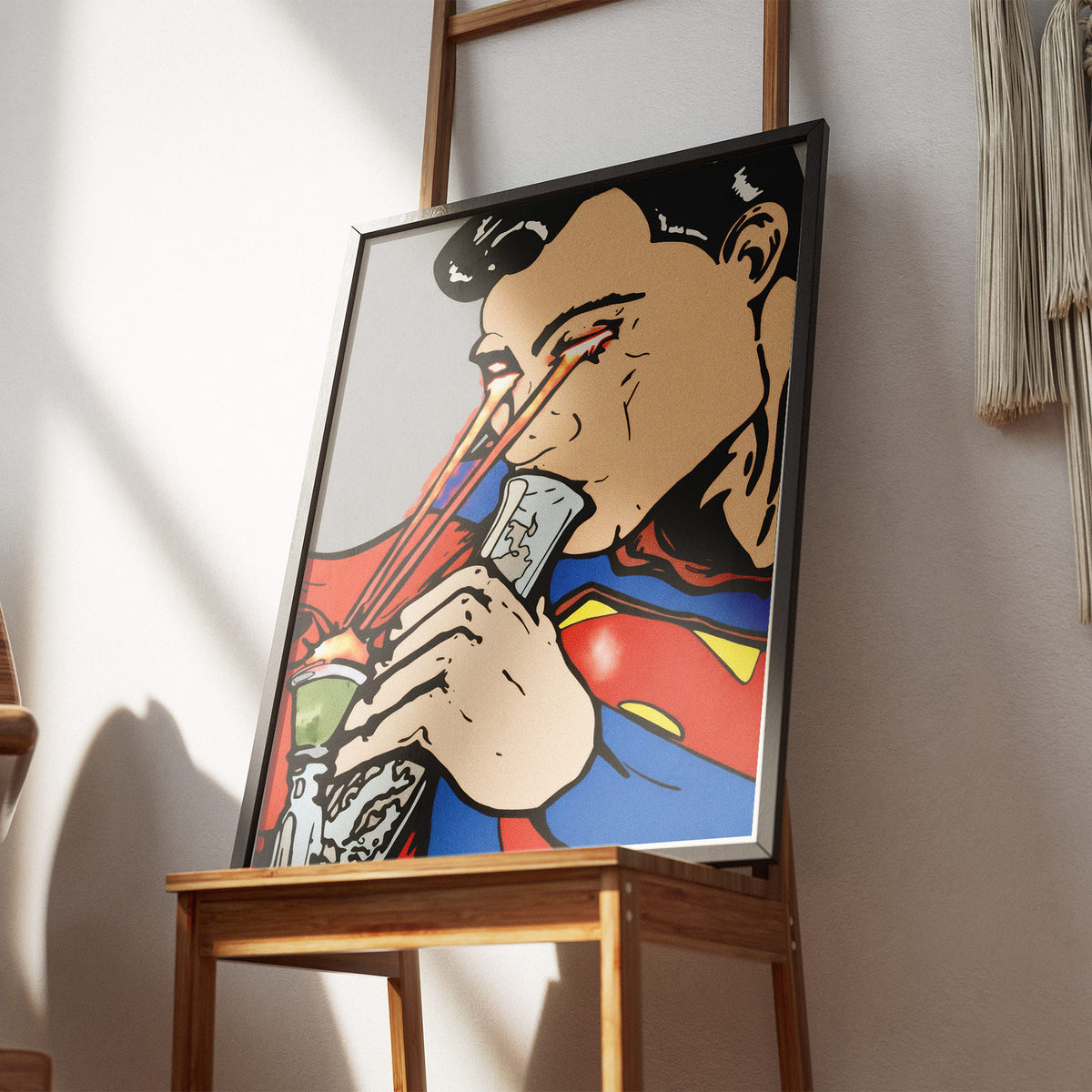 Superheld - Laser Feuer Poster, gerahmt an einer Wand über einem Stuhl