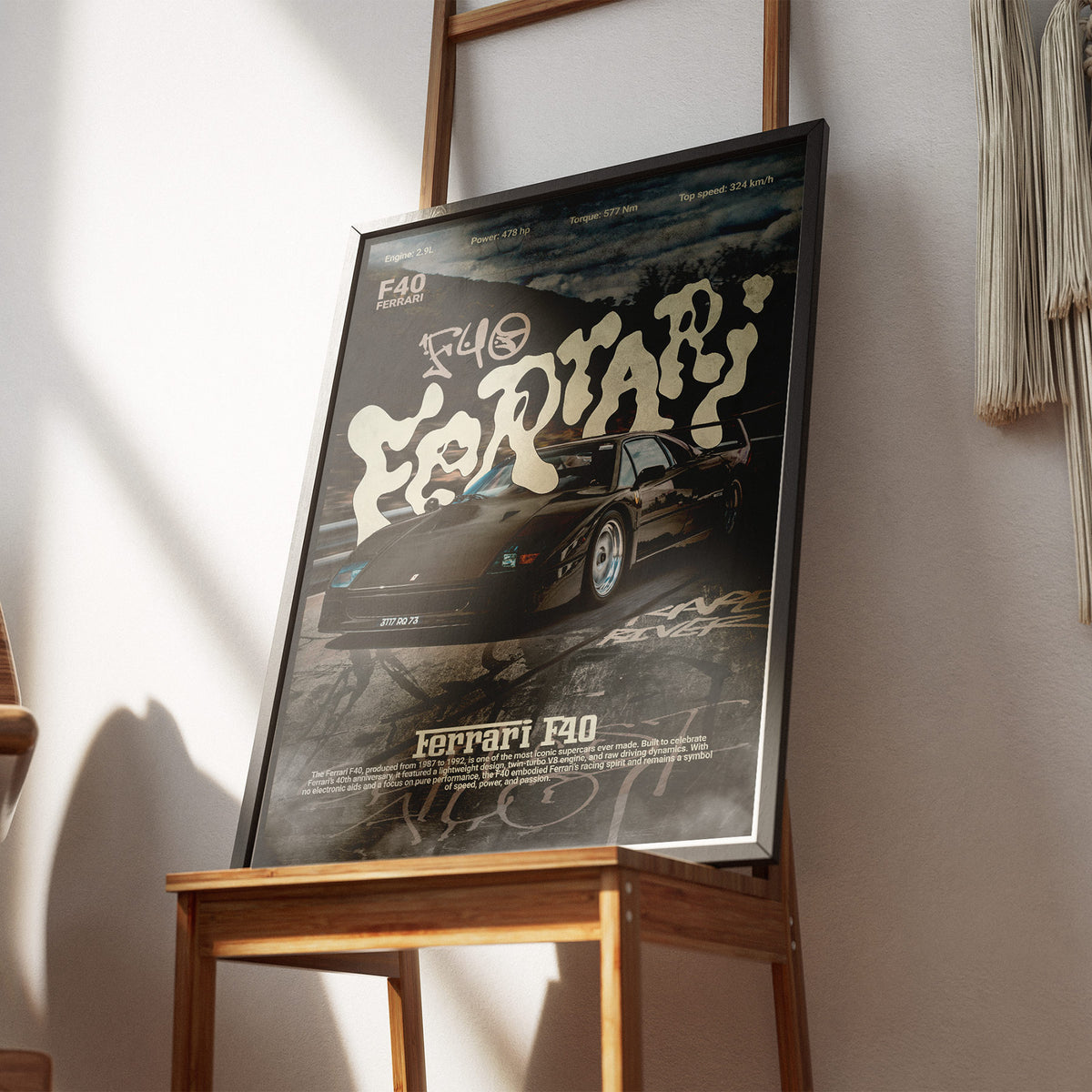 Die Ikone - Ferrari F40 Poster, gerahmt an einer Wand über einem Stuhl