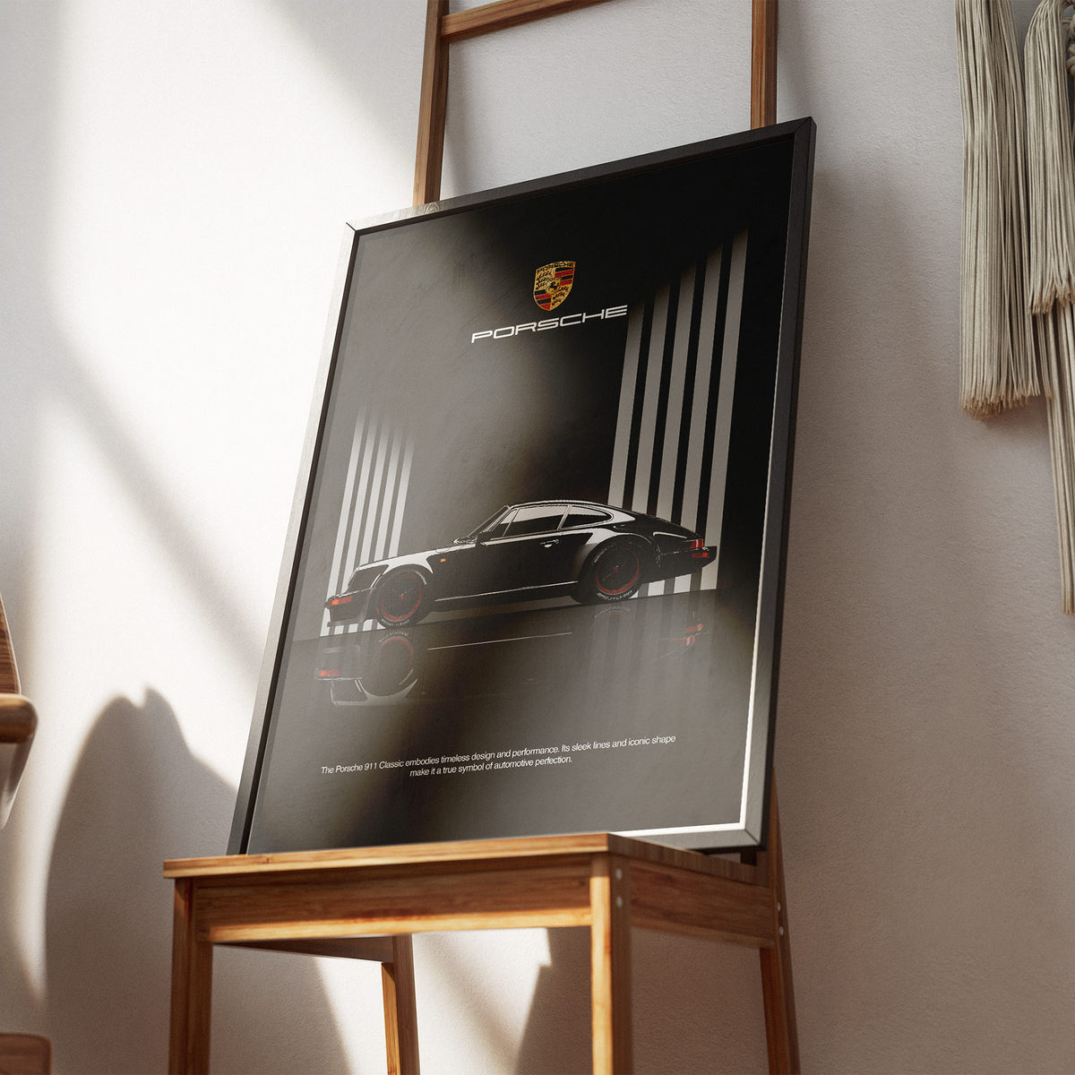 Zeitlose Ikone - Der klassische Elfer Poster, gerahmt an einer Wand über einem Stuhl